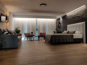 Sunny new lovely apartment 60 meters from the metro